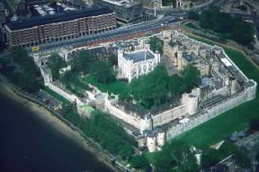 CittÃ . La Torre di Londra; la cittÃ  inglese venne ricostruita dopo l'incendio del 1666 seguendo i principi dell'urbanistica barocca.De Agostini Picture Library/M. Bertinetti
